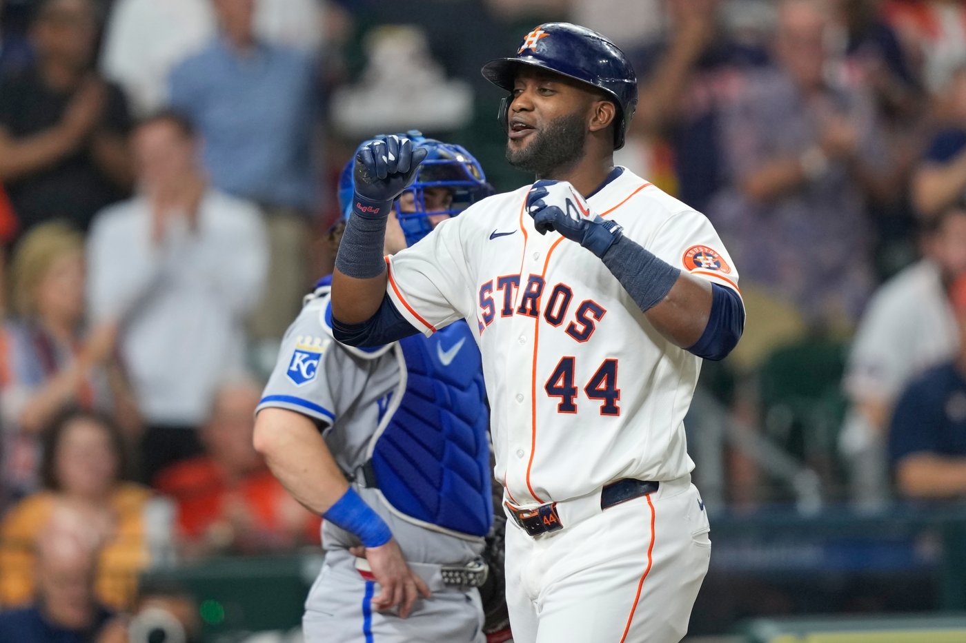 Alvarez hits 40th home run, Astros beat Royals 6-2 to move 1 game ahead of Rangers for AL West lead | iNFOnews.ca