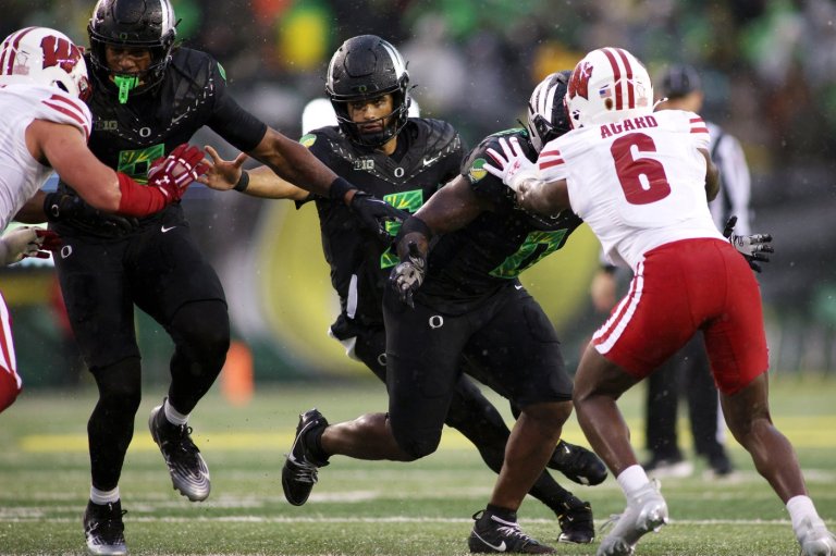 No. 6 Oregon survives lackluster performance with 21-7 win over Wisconsin | iNFOnews.ca No. 6 Oregon survives lackluster performance with 21-7 win over Wisconsin | iNFOnews.ca