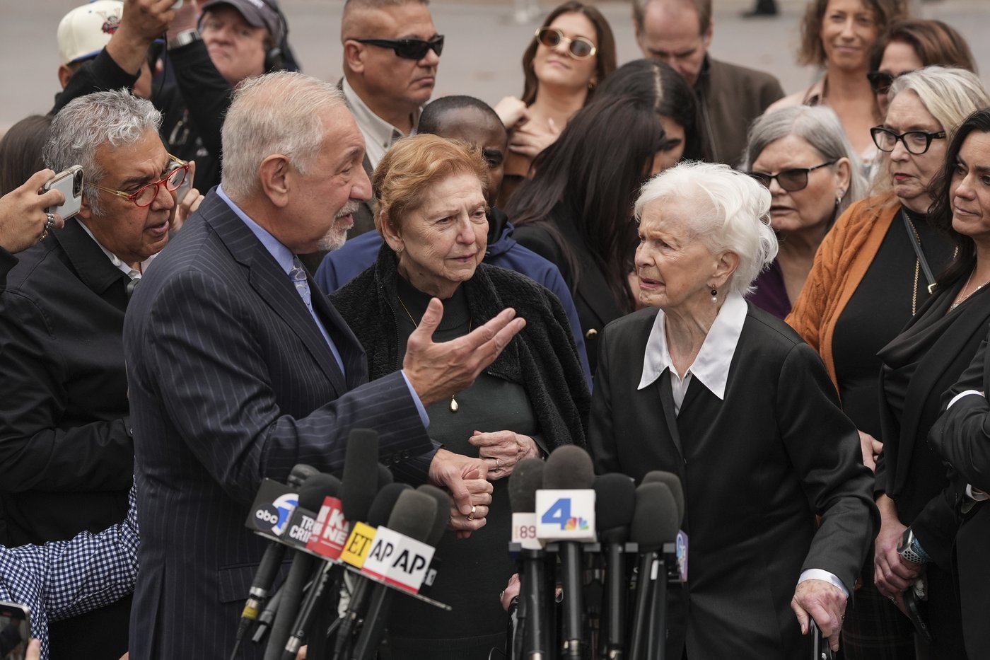Judge in LA delays until January decision on resentencing Menendez brothers | iNFOnews.ca Judge in LA delays until January decision on resentencing Menendez brothers | iNFOnews.ca