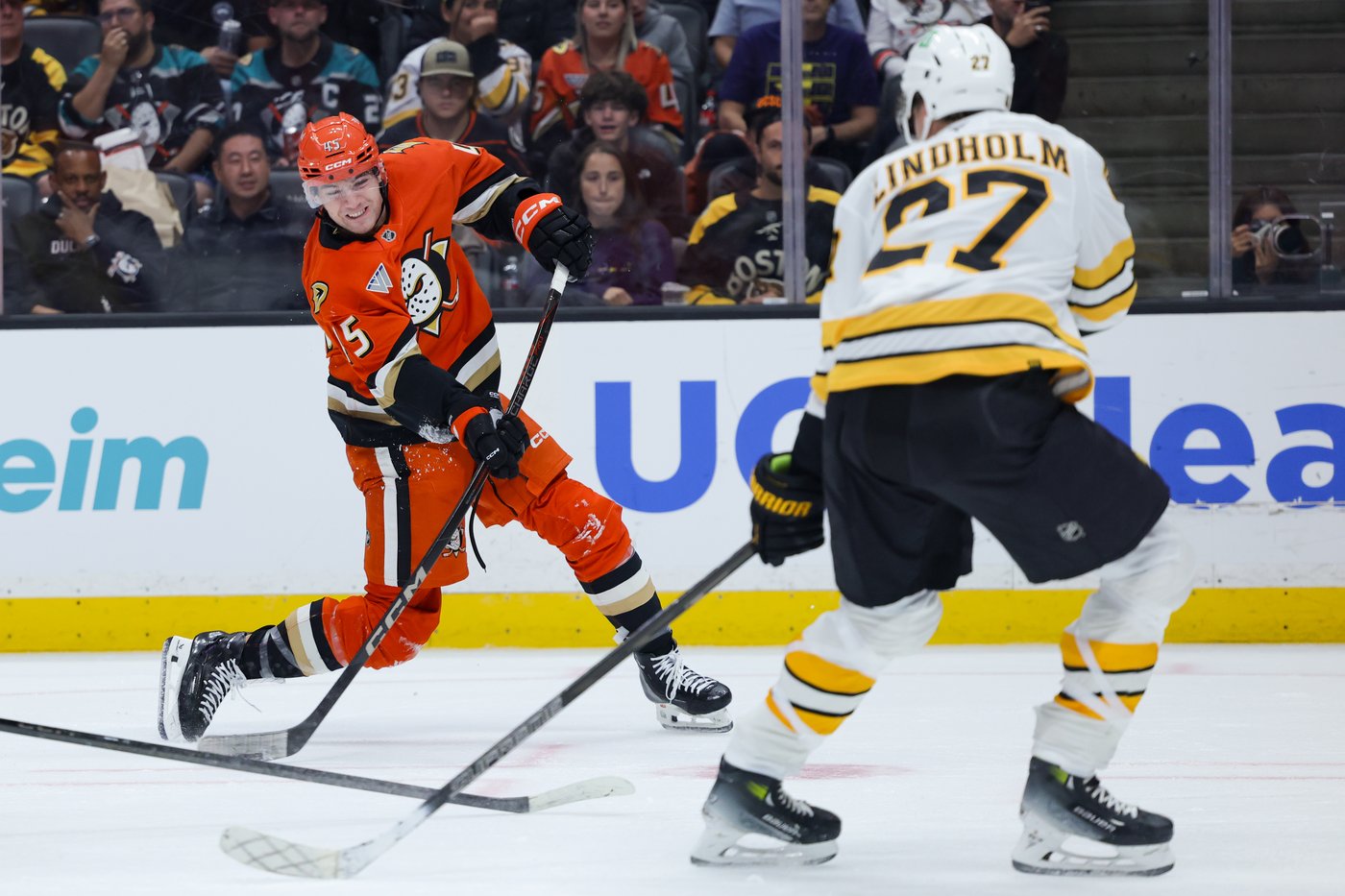 Elias Lindholm's big 3rd period sparks streaking Bruins' comeback for 4-2 win over Ducks | iNFOnews.ca Elias Lindholm's big 3rd period sparks streaking Bruins' comeback for 4-2 win over Ducks | iNFOnews.ca