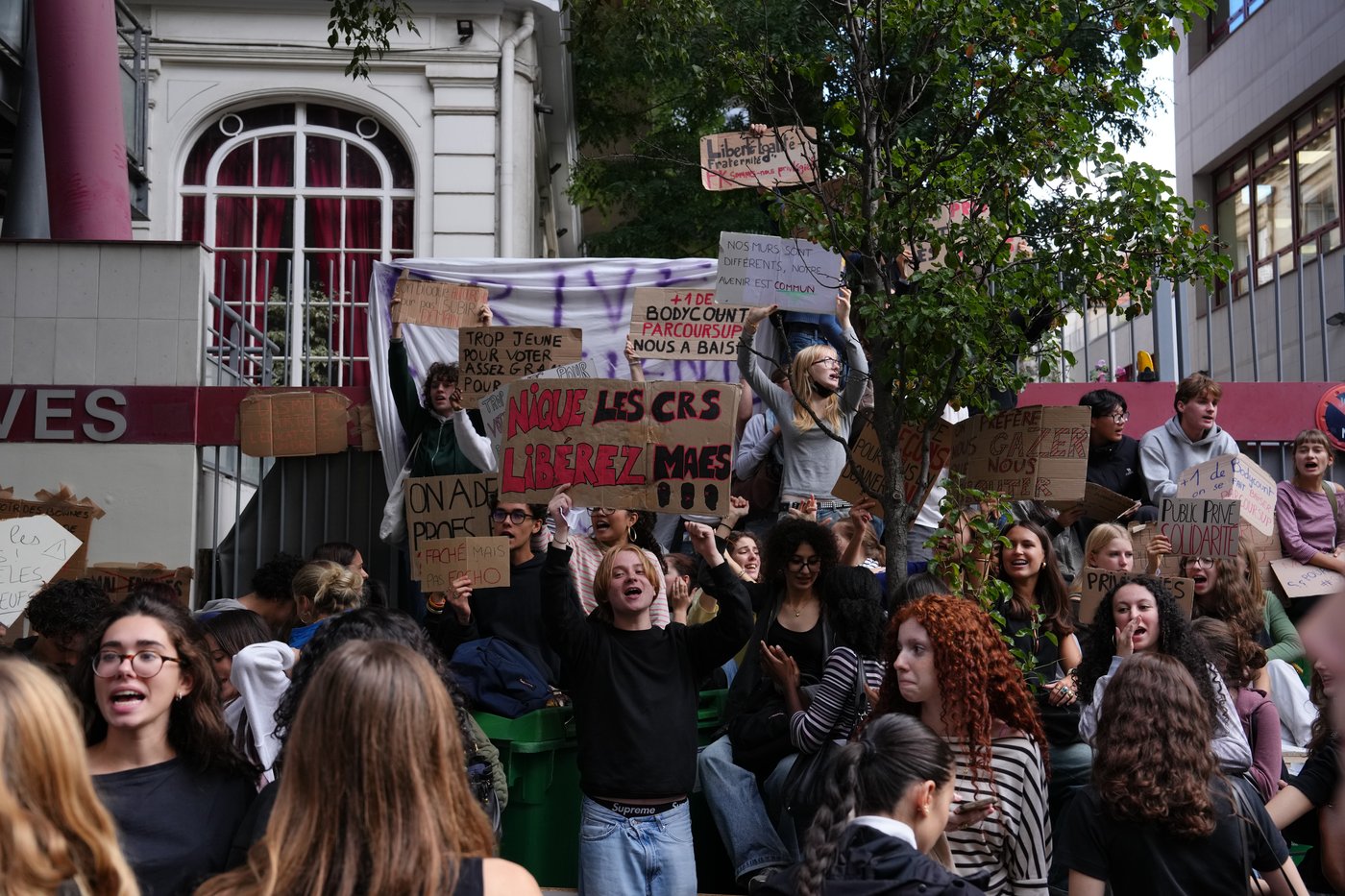 Protesting pupils blockade French high schools again, testing a weekslong movement | iNFOnews.ca Protesting pupils blockade French high schools again, testing a weekslong movement | iNFOnews.ca