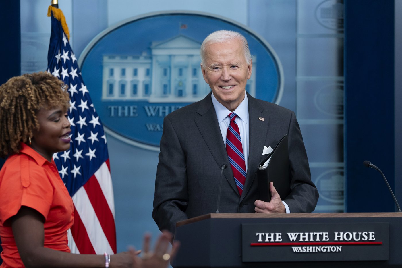 Biden talks election, economy and Middle East in surprise news briefing | iNFOnews.ca