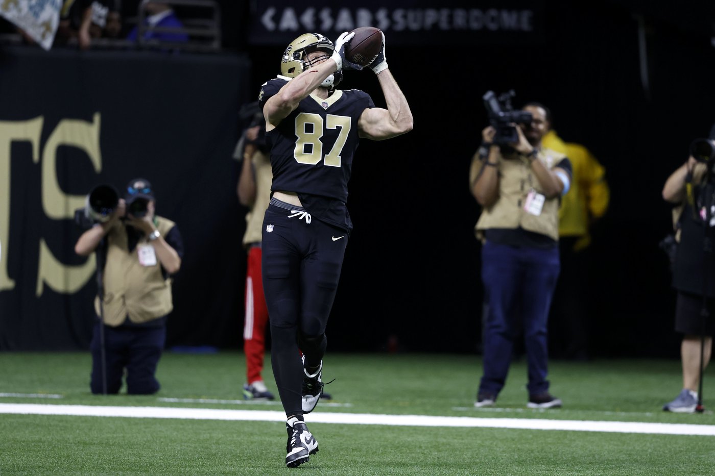 Brock Bowers sets NFL rookie records as the Raiders roll to a 25-10 victory over the Saints | iNFOnews.ca Brock Bowers sets NFL rookie records as the Raiders roll to a 25-10 victory over the Saints | iNFOnews.ca