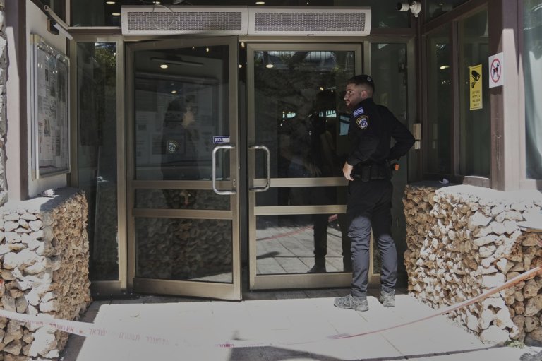 2 people injured in suspected militant attack at hotel outside Jerusalem, Israeli police say | iNFOnews.ca