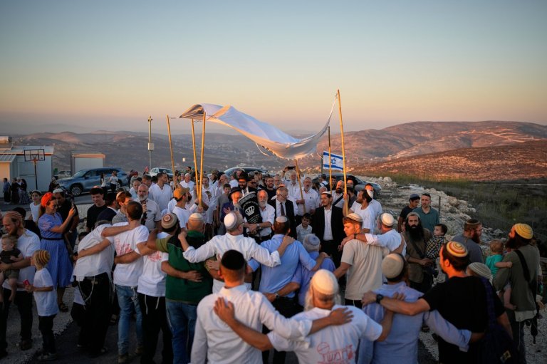 Israeli settlers, some armed, celebrate a new synagogue in the occupied West Bank, in photos | iNFOnews.ca