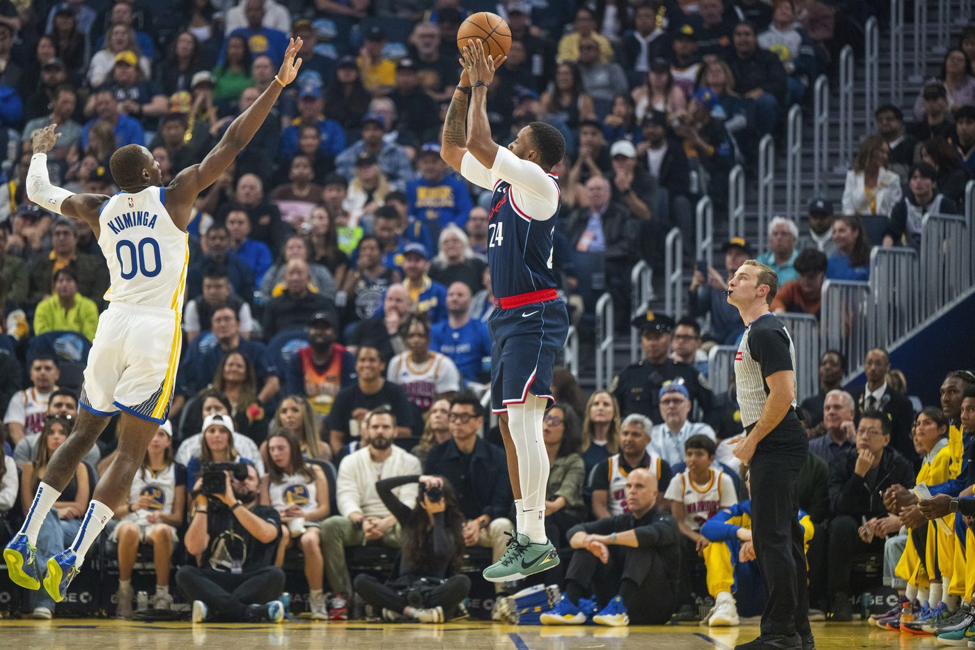 Clippers hold off Warriors as Stephen Curry goes down injured | iNFOnews.ca Clippers hold off Warriors as Stephen Curry goes down injured | iNFOnews.ca