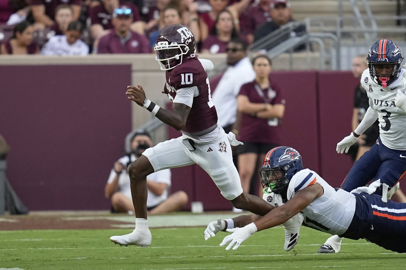 Reed's career-high 4 TD passes and Concepcion's strong debut lead Texas A&M to 42-24 win over UTSA | iNFOnews.ca