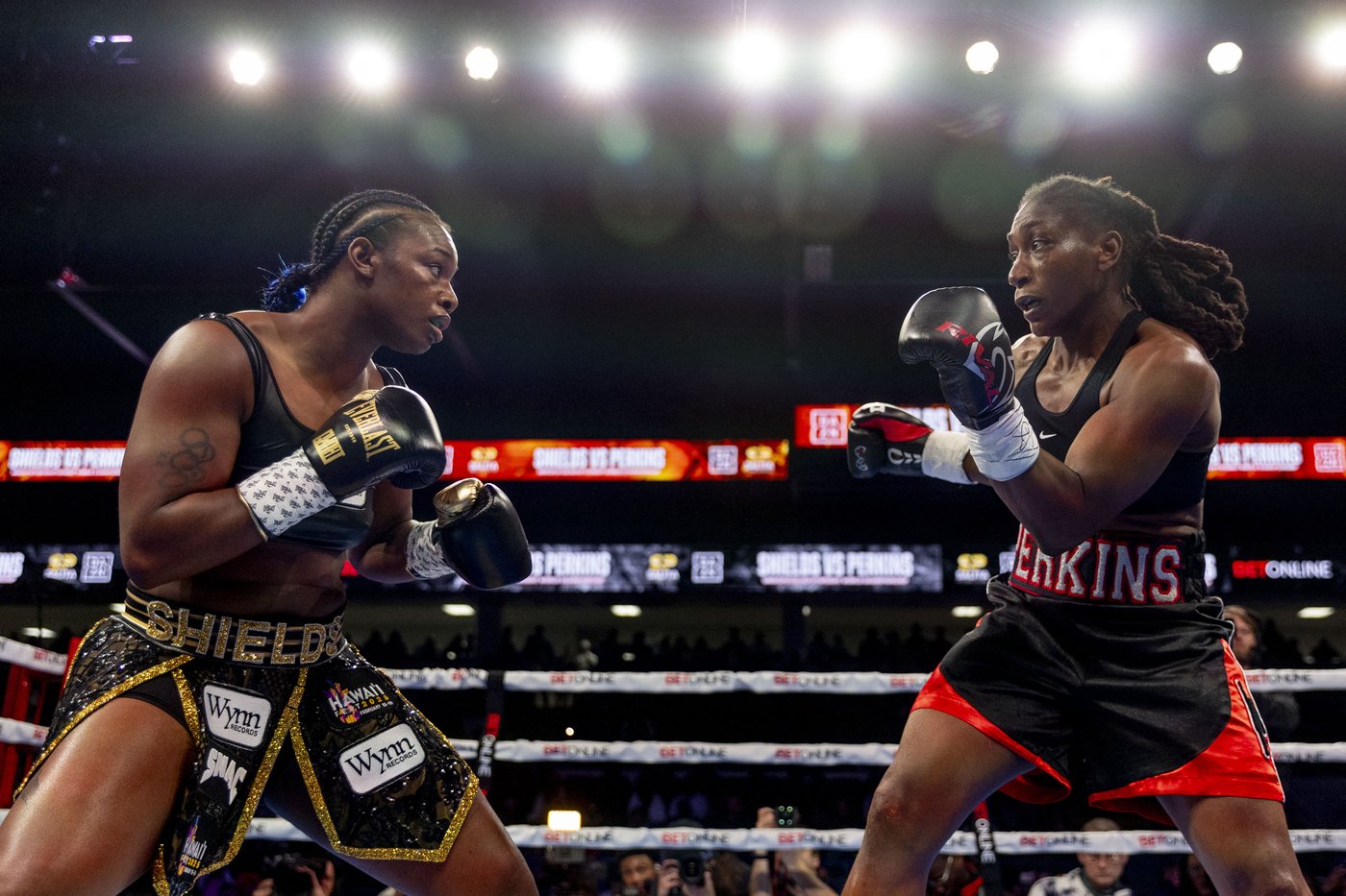 Shields outpoints Perkins to win 1st undisputed heavyweight bout in women's boxing | iNFOnews.ca