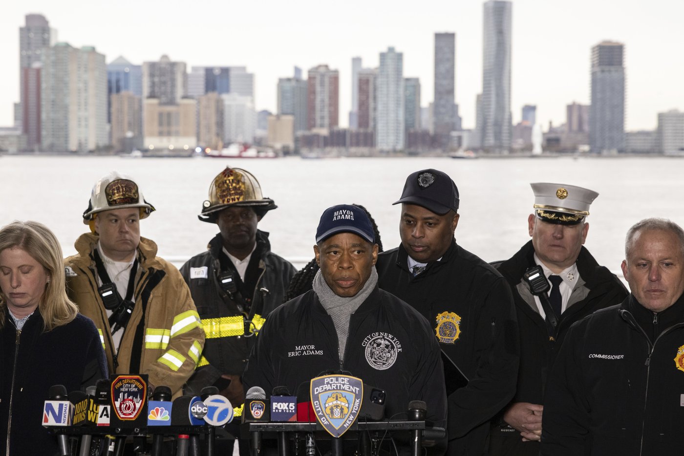 Divers search for parts after NYC helicopter crash killed a family of five and the pilot, a Navy vet | iNFOnews.ca Divers search for parts after NYC helicopter crash killed a family of five and the pilot, a Navy vet | iNFOnews.ca