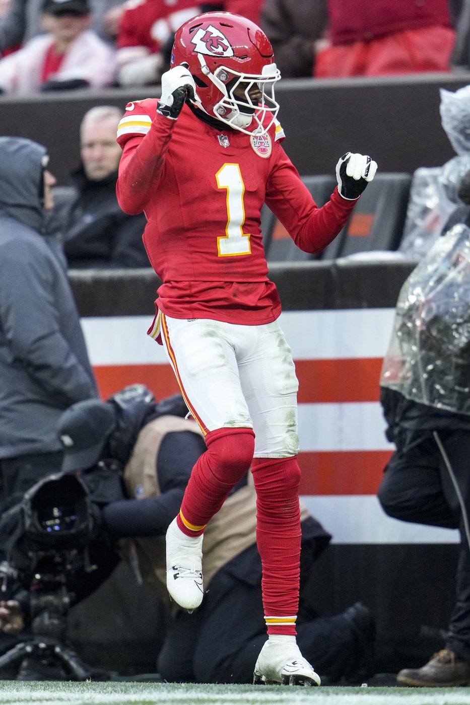 Mahomes throws 2 TD passes, leaves with ankle injury in Chiefs' 21-7 win. X-rays negative on star QB | iNFOnews.ca