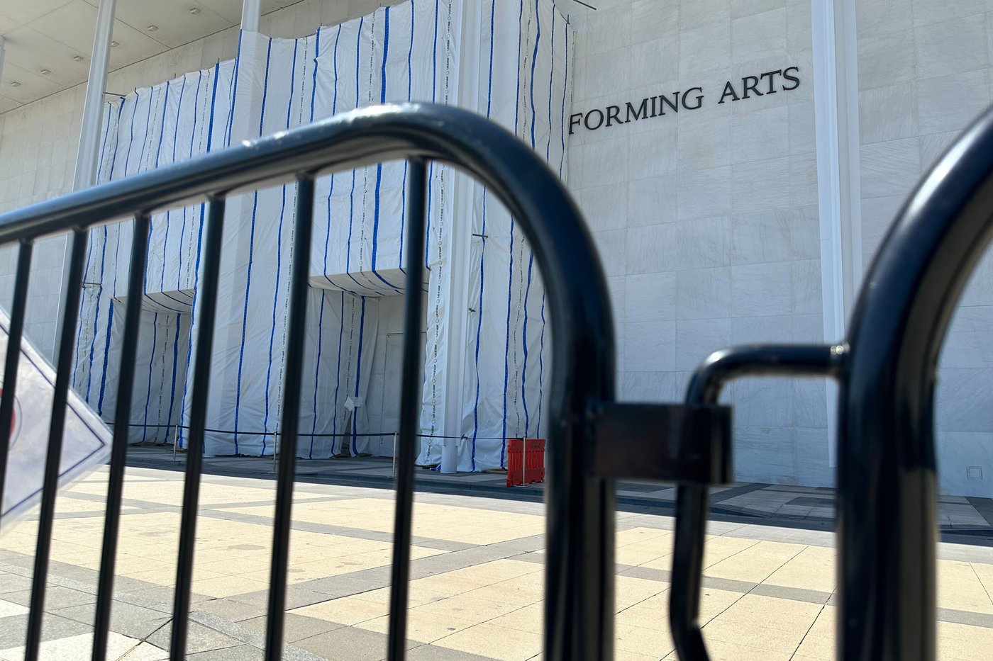 Fencing goes up around the main Kennedy Center building after Trump-aligned board votes to close it | iNFOnews.ca