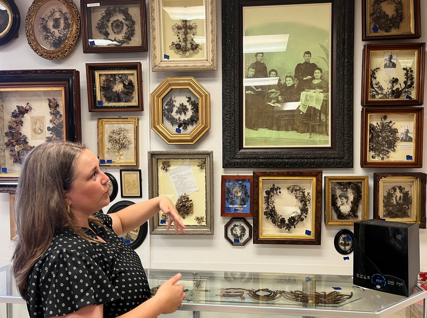 Hair museum filled with century-old mementos closes its doors, scattering contents around the nation | iNFOnews.ca