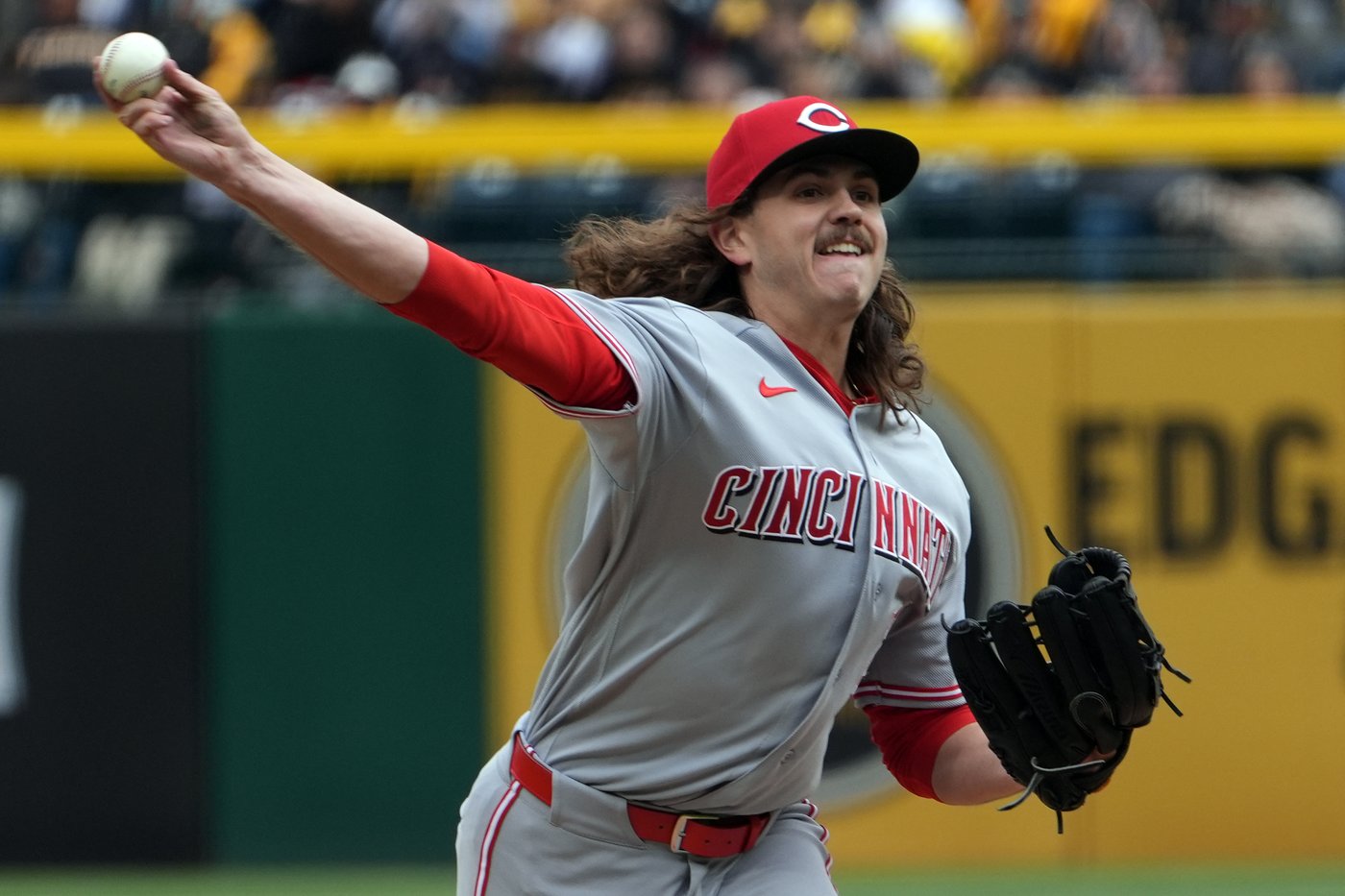 The Reds tie an MLB record by walking 7 straight batters in a 17-7 loss to the Pirates | iNFOnews.ca