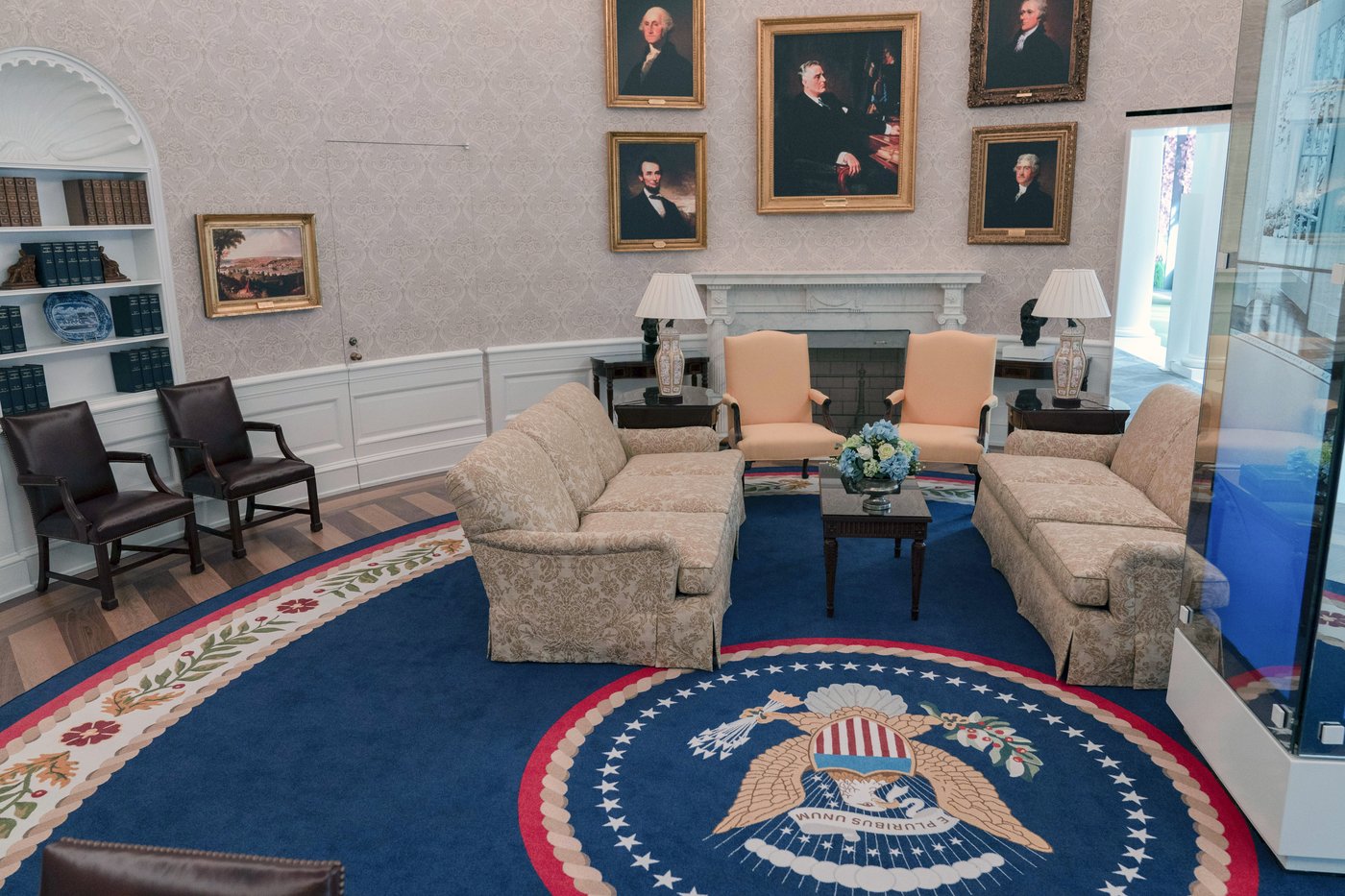 Tourists can finally visit the Oval Office. A replica is opening near the White House on Monday | iNFOnews.ca