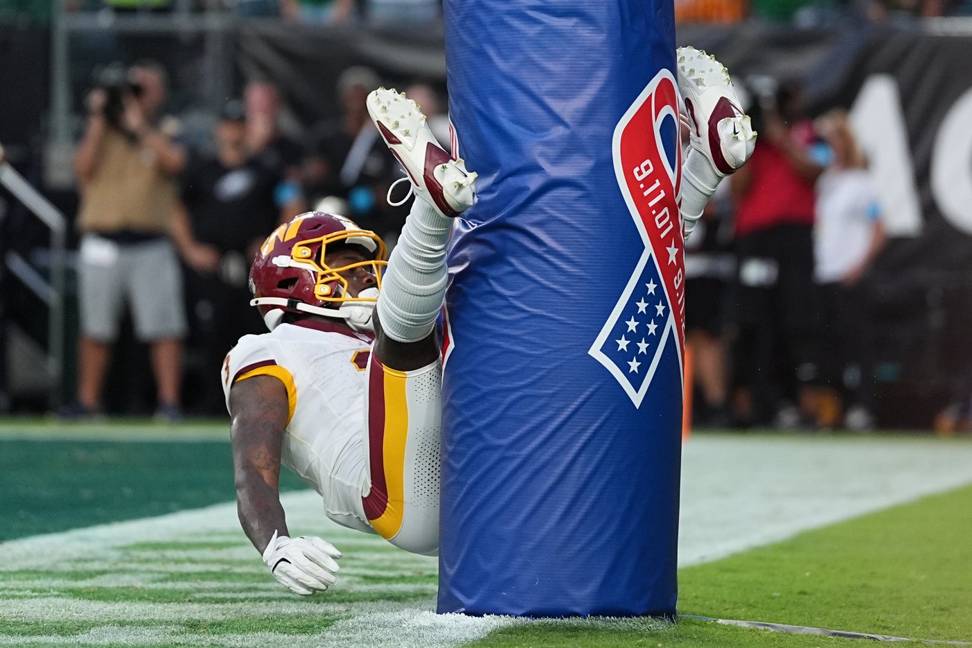Jalen Hurts throws 3 TD passes and Eagles stuff Commanders' late 2-point try for 24-22 win | iNFOnews.ca