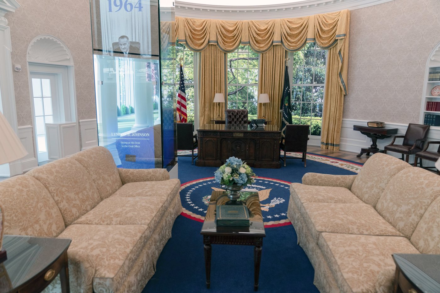 Tourists can finally visit the Oval Office. A replica is opening near the White House on Monday | iNFOnews.ca