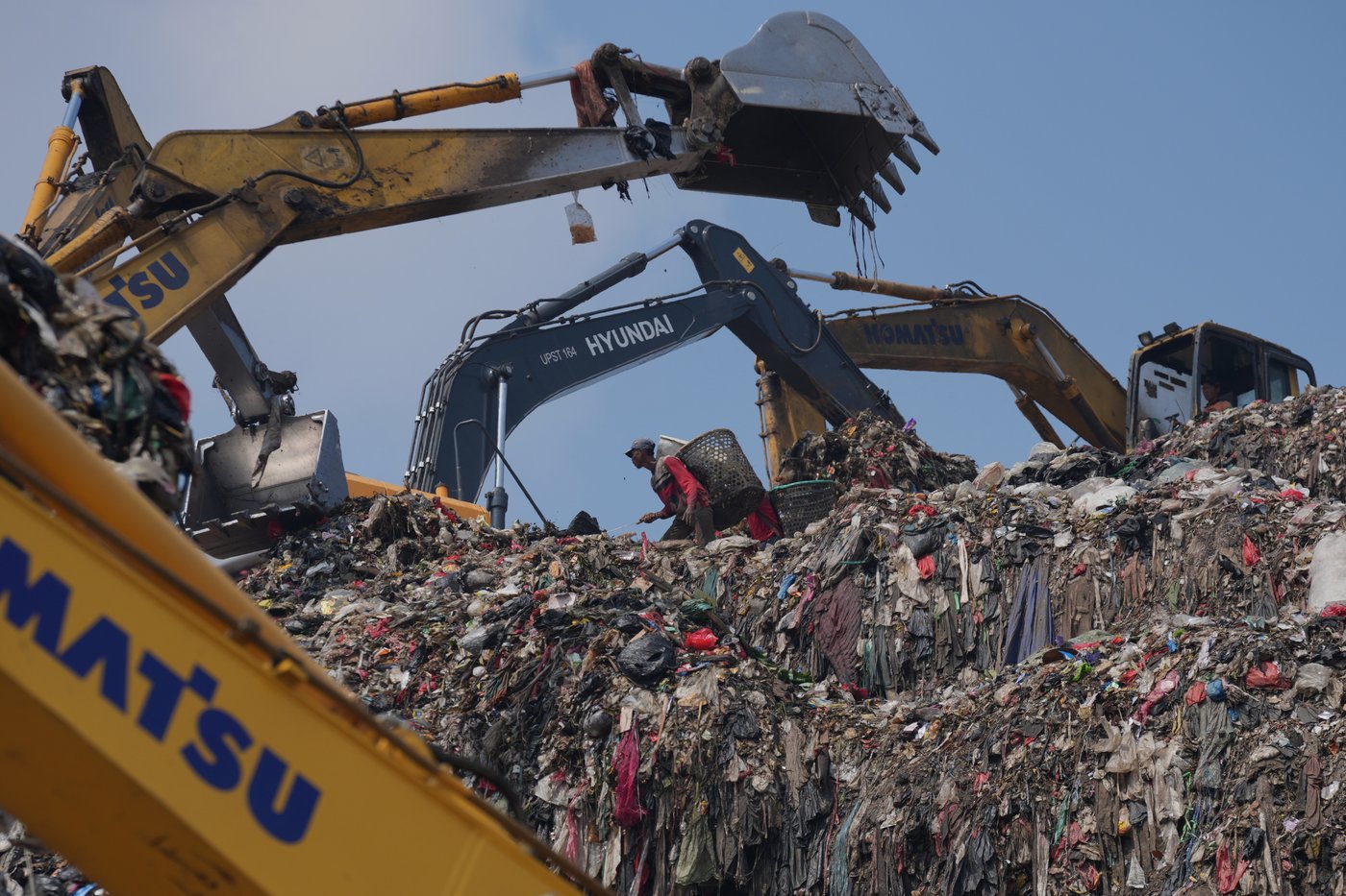 As Indonesia cuts methane emissions, life atop a mountain of garbage begins to change | iNFOnews.ca