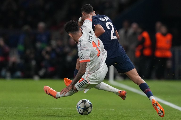 Bayern's Luis Díaz wishes PSG's Achraf Hakimi a 'quick return' after injuring him in tackle | iNFOnews.ca Bayern's Luis Díaz wishes PSG's Achraf Hakimi a 'quick return' after injuring him in tackle | iNFOnews.ca