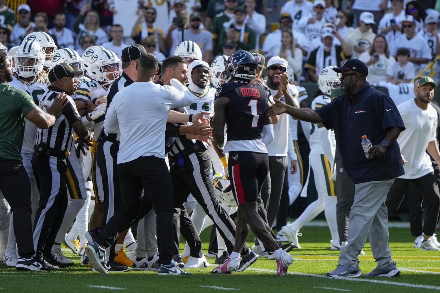 Texans' Stefon Diggs gets into pregame scuffle with Packers' Jaire Alexander and Keisean Nixon | iNFOnews.ca