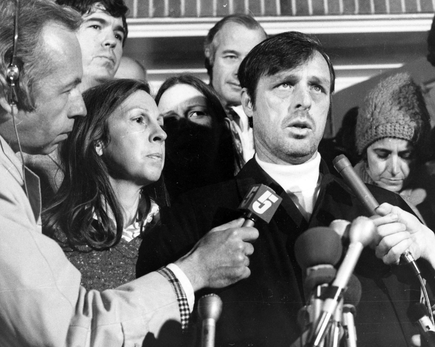 Veteran news executive Reg Murphy, who survived abduction decades ago, has died at 90 | iNFOnews.ca