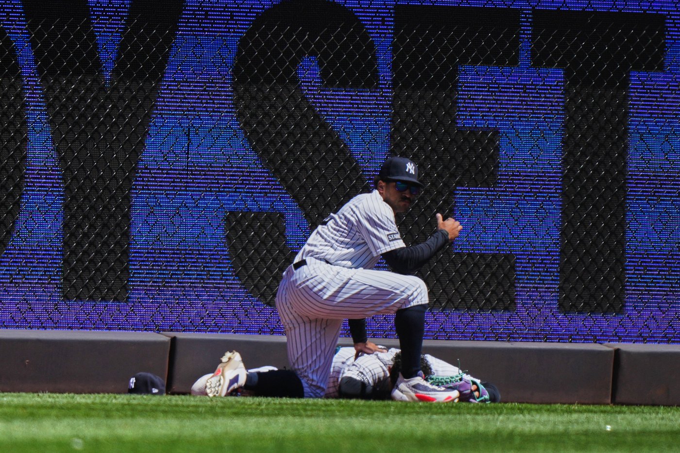 Yankees' Jasson Domínguez sprains shoulder crashing into wall, leading to Spencer Jones call-up | iNFOnews.ca