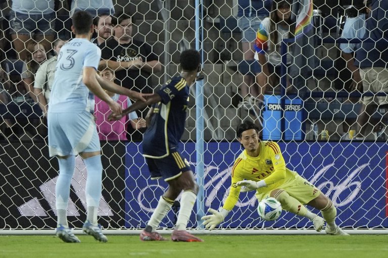 Ocampo, Cabrera lead Whitecaps to 2-0 win over Sporting KC | iNFOnews.ca