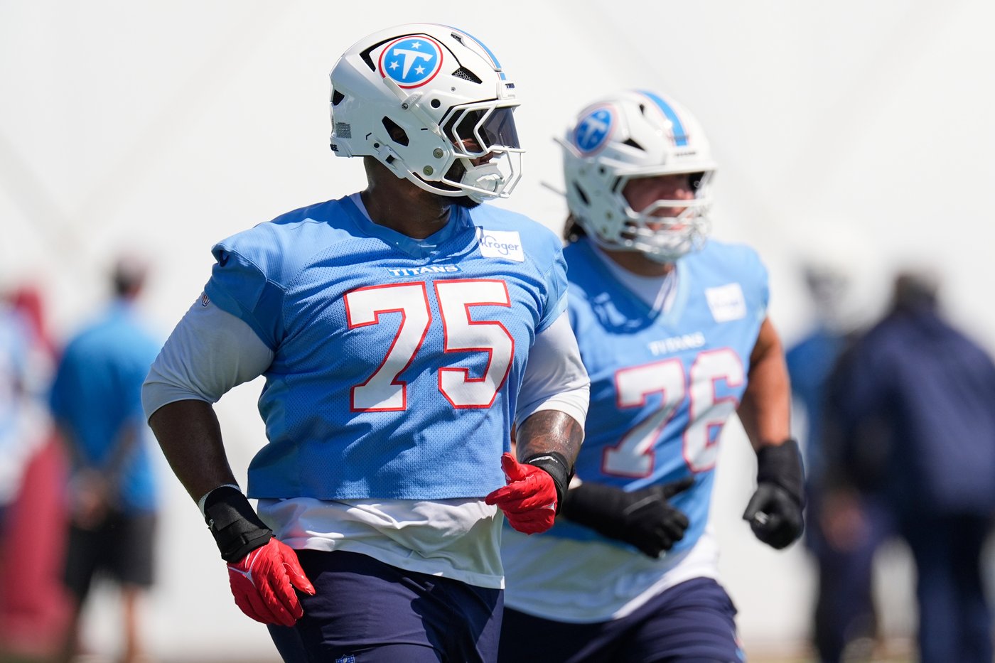 Titans left tackle Dan Moore Jr. returns; Elic Ayomanor leaves with shoulder issue | iNFOnews.ca Titans left tackle Dan Moore Jr. returns; Elic Ayomanor leaves with shoulder issue | iNFOnews.ca