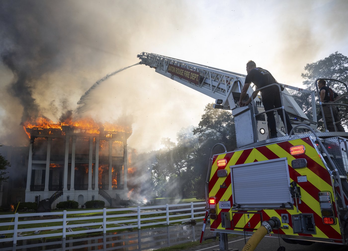 Fire destroys a sprawling mansion on a former Louisiana sugar plantation | iNFOnews.ca