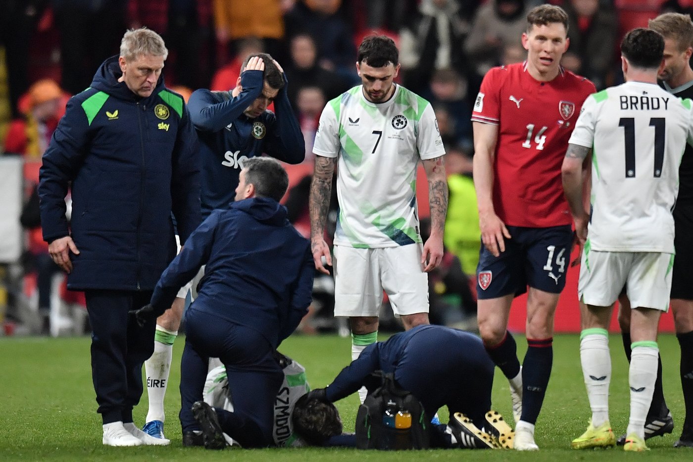 Ireland player Sammie Szmodics stretchered off after heavy collision in World Cup playoff game | iNFOnews.ca