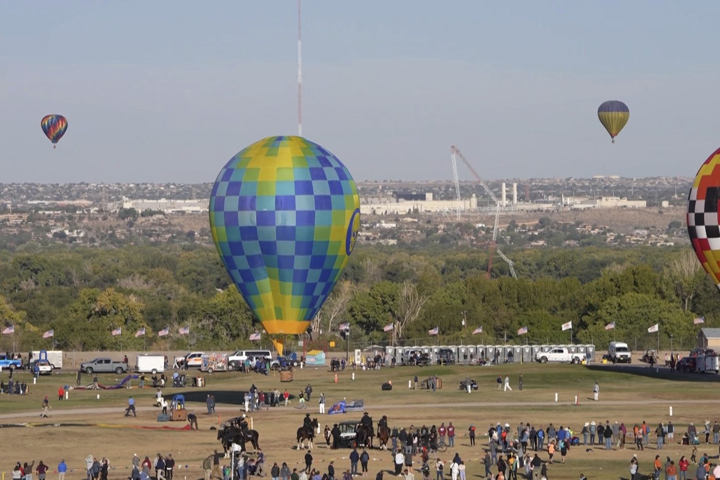 Hot-air balloon strikes and collapses radio tower in Albuquerque during festival | iNFOnews.ca Hot-air balloon strikes and collapses radio tower in Albuquerque during festival | iNFOnews.ca