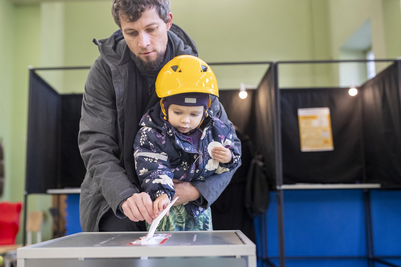 Lithuanians vote in parliamentary election with many looking for change despite a strong economy | iNFOnews.ca