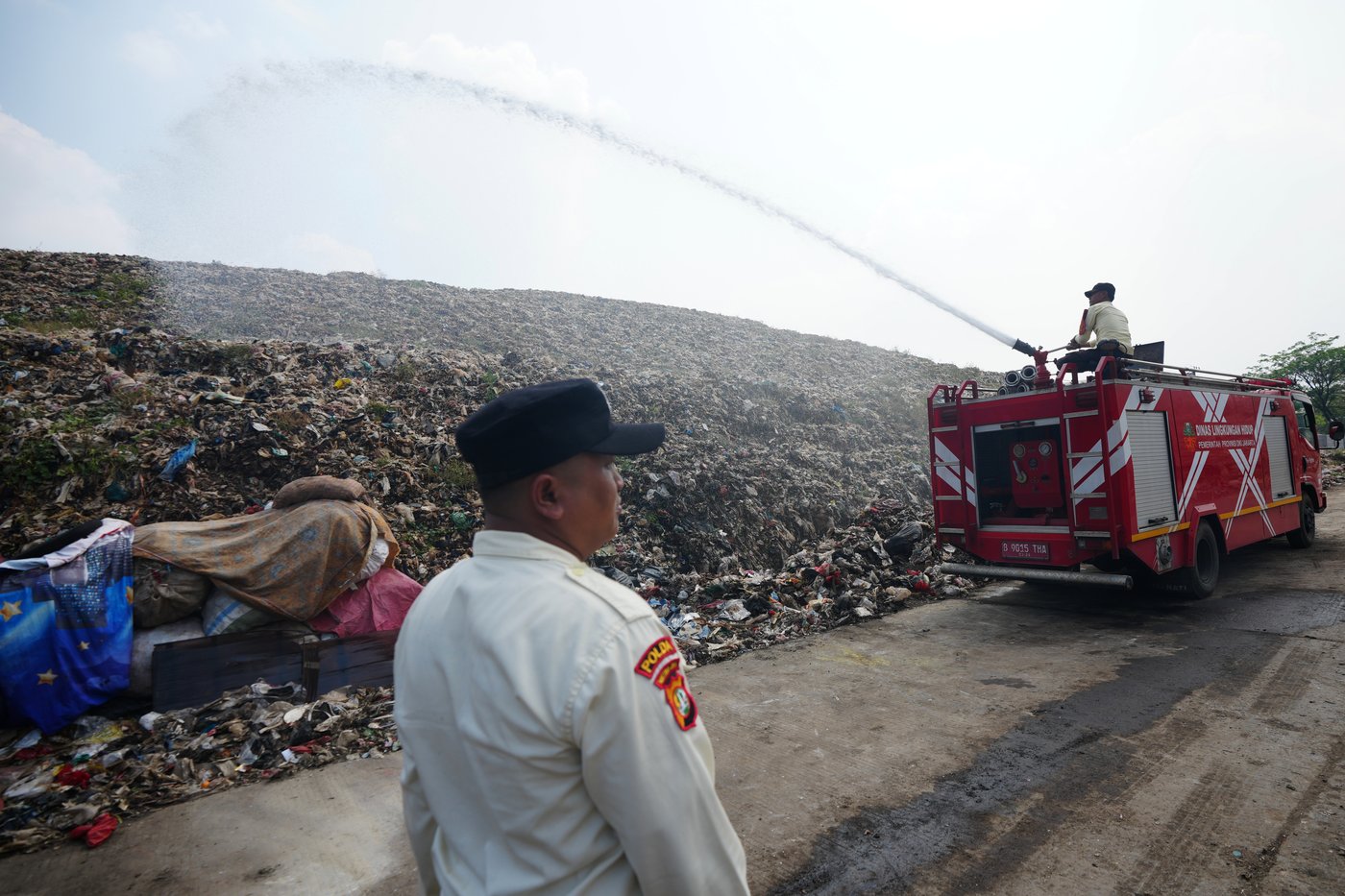 As Indonesia cuts methane emissions, life atop a mountain of garbage begins to change | iNFOnews.ca