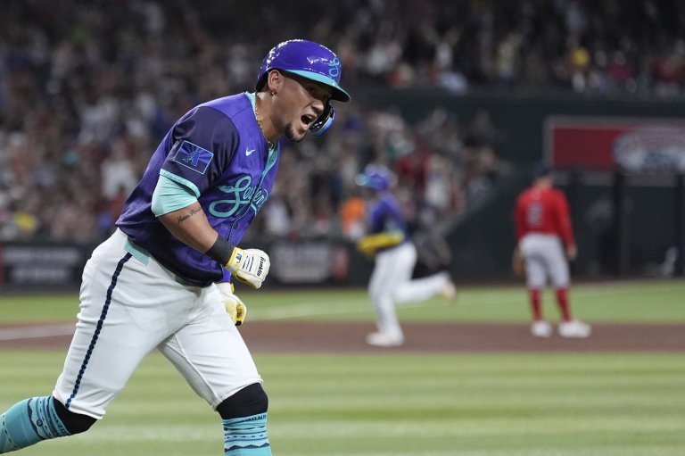 Carroll hits 30th home run and Diamondbacks pull away late to beat Red Sox 10-5 | iNFOnews.ca