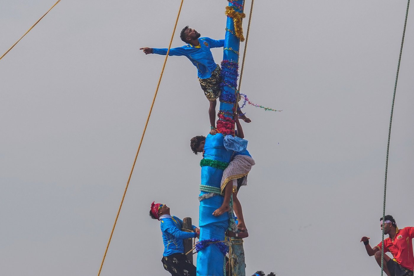 Villagers compete to erect huge bamboo poles at an Indian folk festival, in photos | iNFOnews.ca