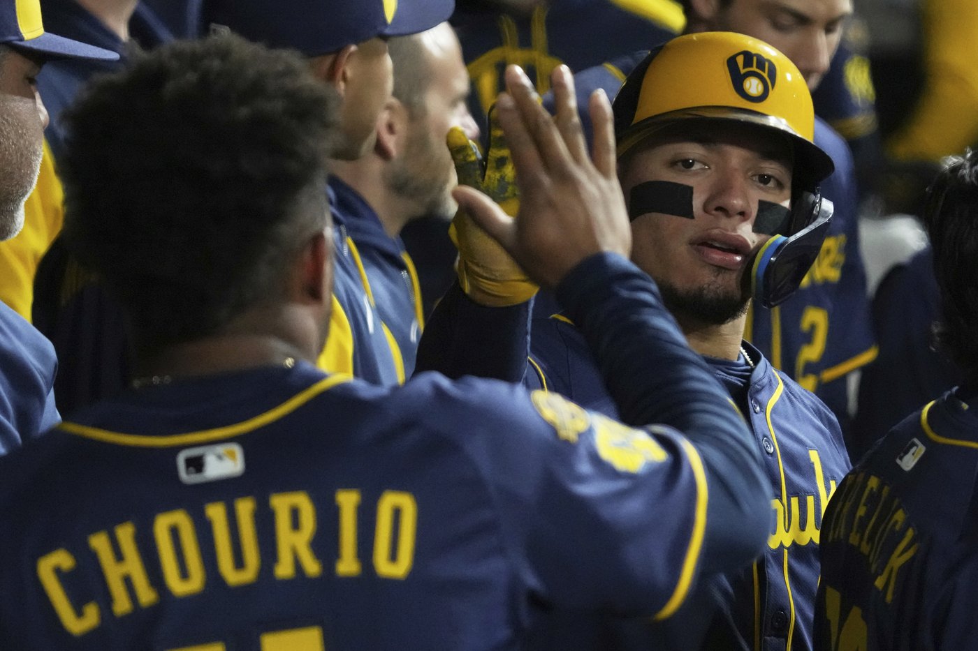 Jake Bauers hits 2-run double in the 8th inning to help the Brewers beat the White Sox 6-4 | iNFOnews.ca