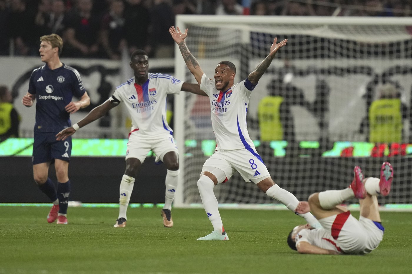 Onana at fault twice as Man United draws 2-2 at Lyon, Tottenham held at home, Chelsea stays perfect | iNFOnews.ca