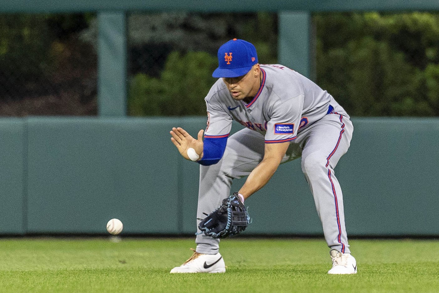 Phillies surge past Mets with six-run seventh inning, claim first place in NL East | iNFOnews.ca
