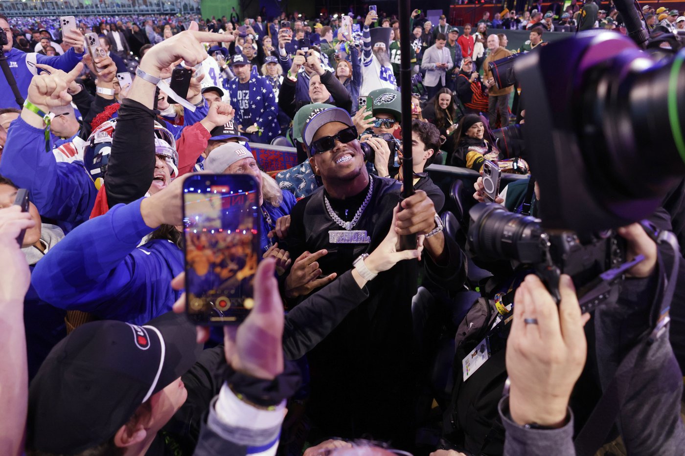 L.T. sacks Abdul Carter's request to wear his retired No. 56 with Giants | iNFOnews.ca