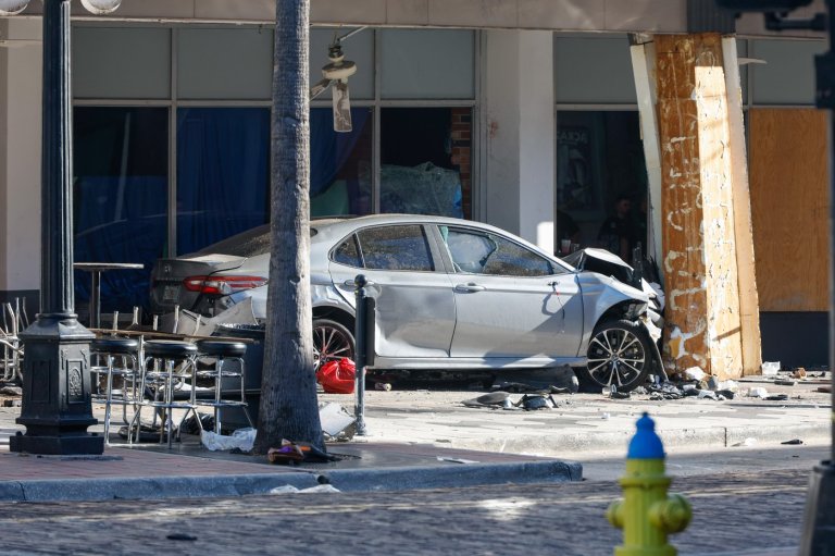 A car fleeing police slams into a bar in Florida, killing 4 and injuring 11 | iNFOnews.ca