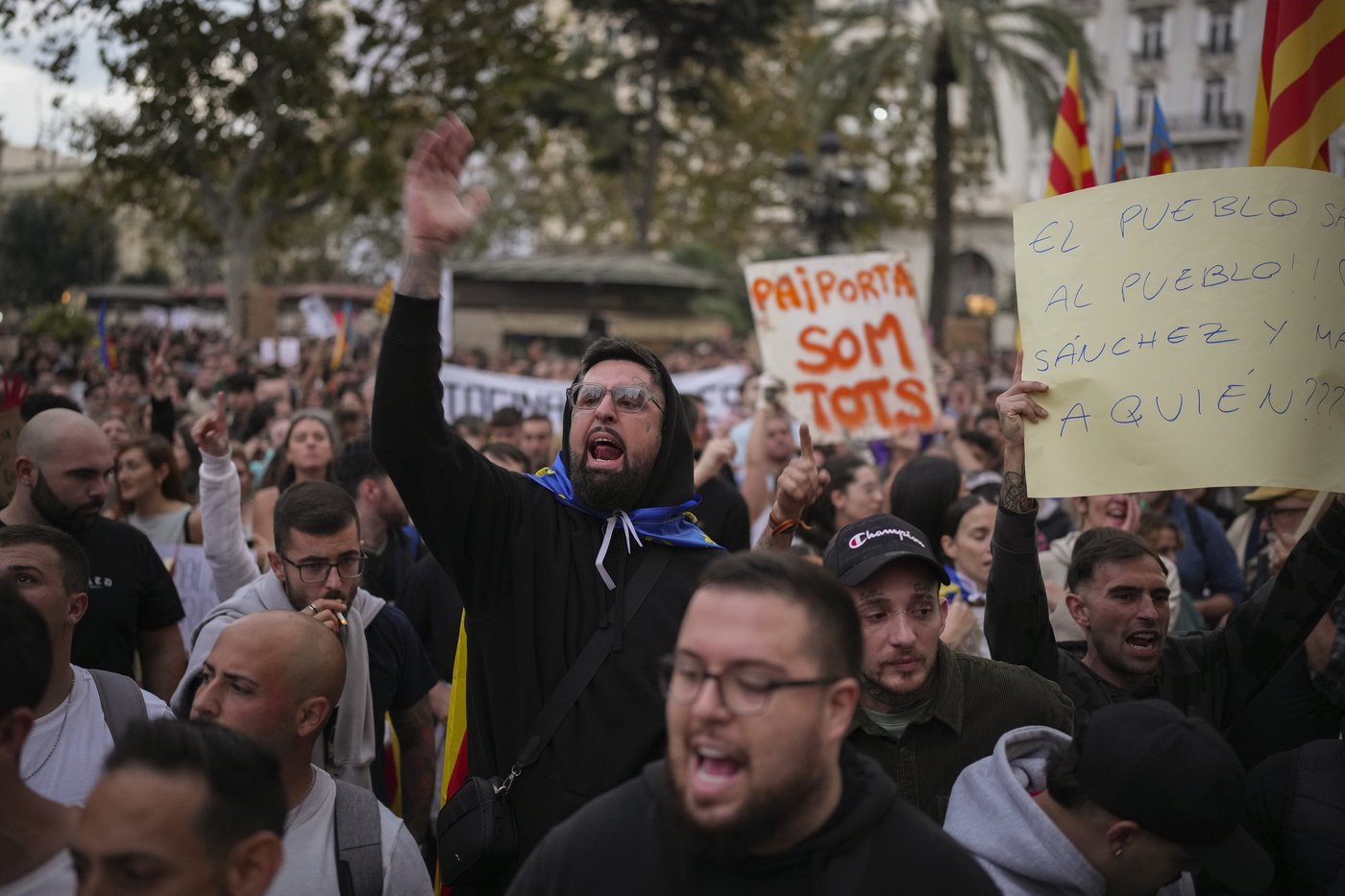 Thousands of Spaniards demand the resignation of Valencia leader for bungling flood response | iNFOnews.ca
