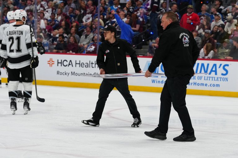 Kings interim coach D.J. Smith hit by shattered glass as panel breaks behind LA bench in Game 2 | iNFOnews.ca