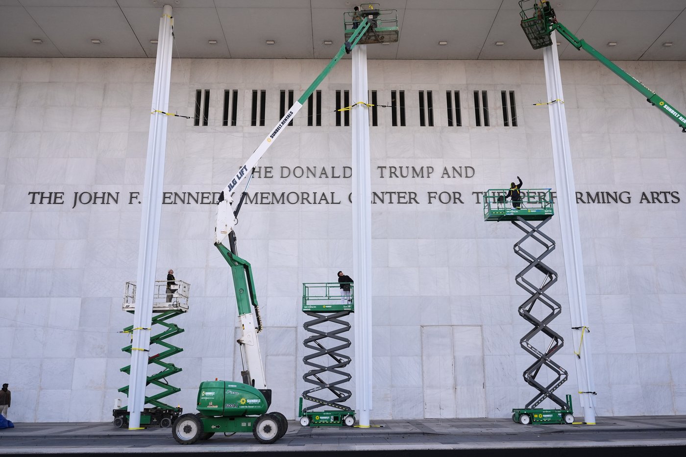 Photos of Trump's name being added to the Kennedy Center | iNFOnews.ca