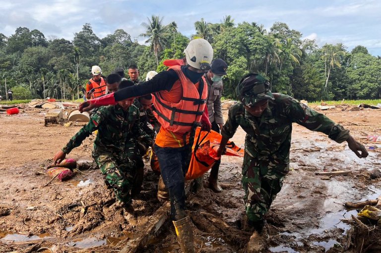 Indonesian residents hunt for food and water after deadly floods. 193 dead in Sri Lanka | iNFOnews.ca