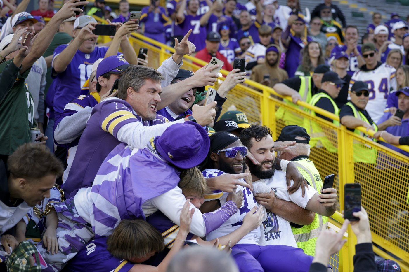 Sam Darnold and undefeated Vikings dominate first half and hang on to beat Packers 31-29 | iNFOnews.ca