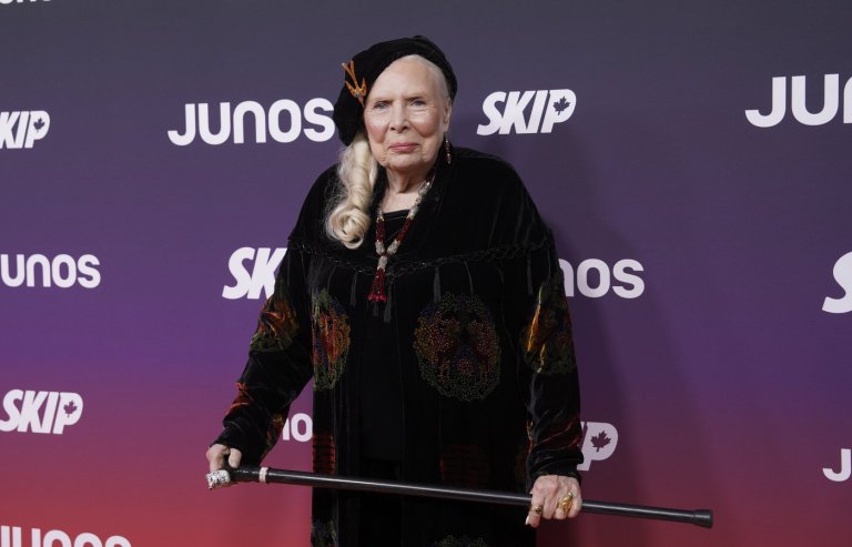 Canadian folk icon Joni Mitchell becomes American, after 60 years living in the U.S. | iNFOnews.ca