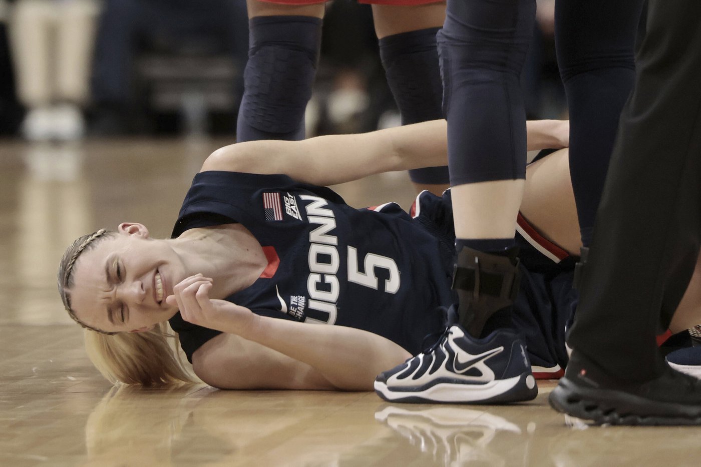 Geno Auriemma is encouraged that Paige Bueckers' knee isn't hurt too badly | iNFOnews.ca Geno Auriemma is encouraged that Paige Bueckers' knee isn't hurt too badly | iNFOnews.ca