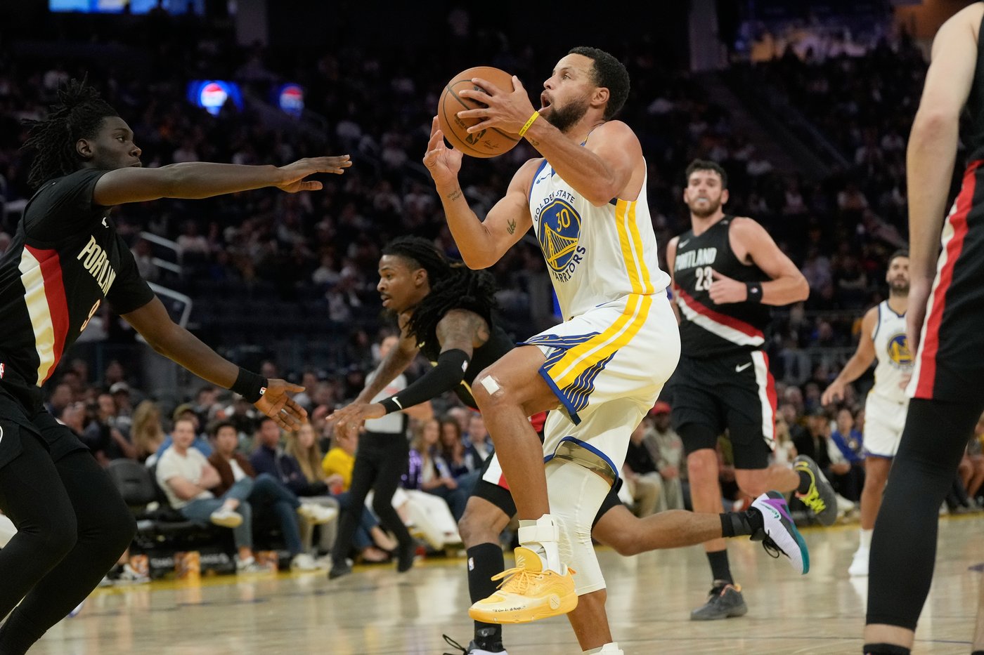 Steve Kerr: Stephen Curry 'fine' after tweaking right ankle at Warriors practice | iNFOnews.ca Steve Kerr: Stephen Curry 'fine' after tweaking right ankle at Warriors practice | iNFOnews.ca