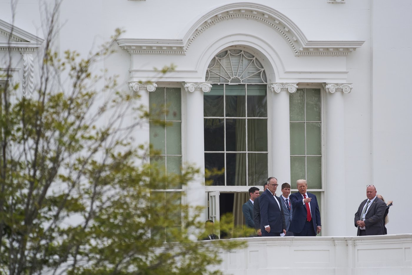 Trump takes an unexpected walk on the White House roof to survey new projects | iNFOnews.ca Trump takes an unexpected walk on the White House roof to survey new projects | iNFOnews.ca