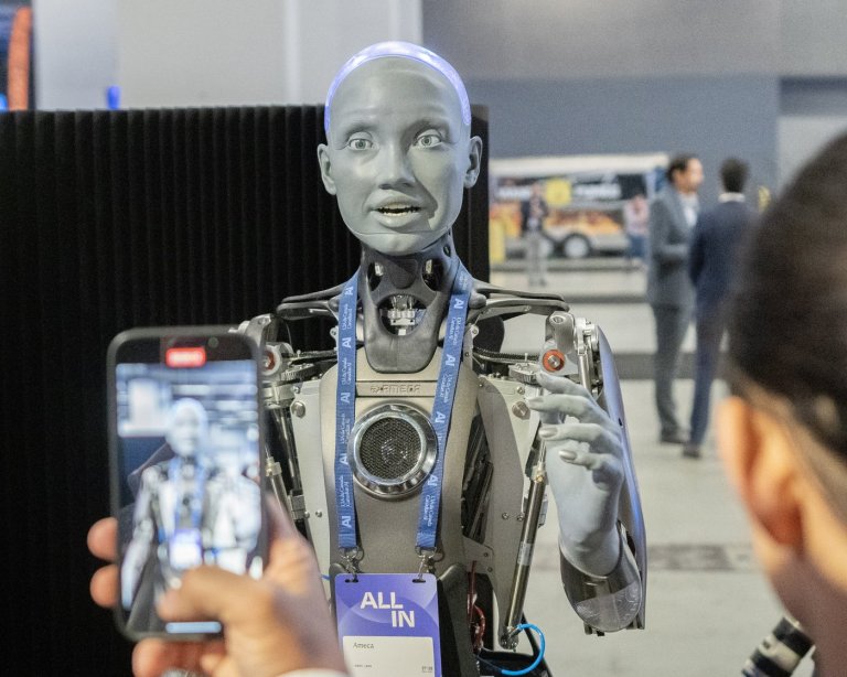 PM Carney to announce federal artificial intelligence strategy in Toronto today | iNFOnews.ca