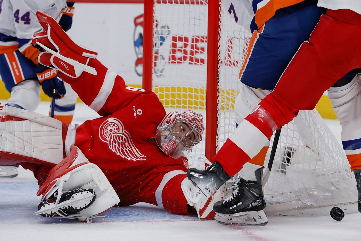 DeBrincat scores twice in 3rd period to help Red Wings beat Islanders 3-2 | iNFOnews.ca